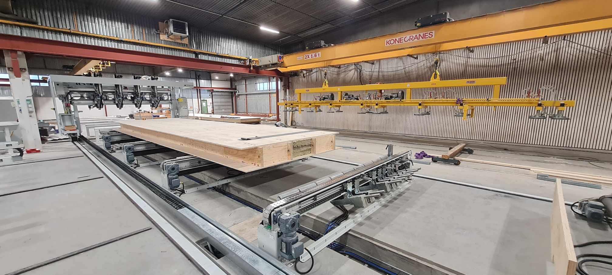 Lett-Tak Wood takelement  på en maskin i den nye produksjonslinjen