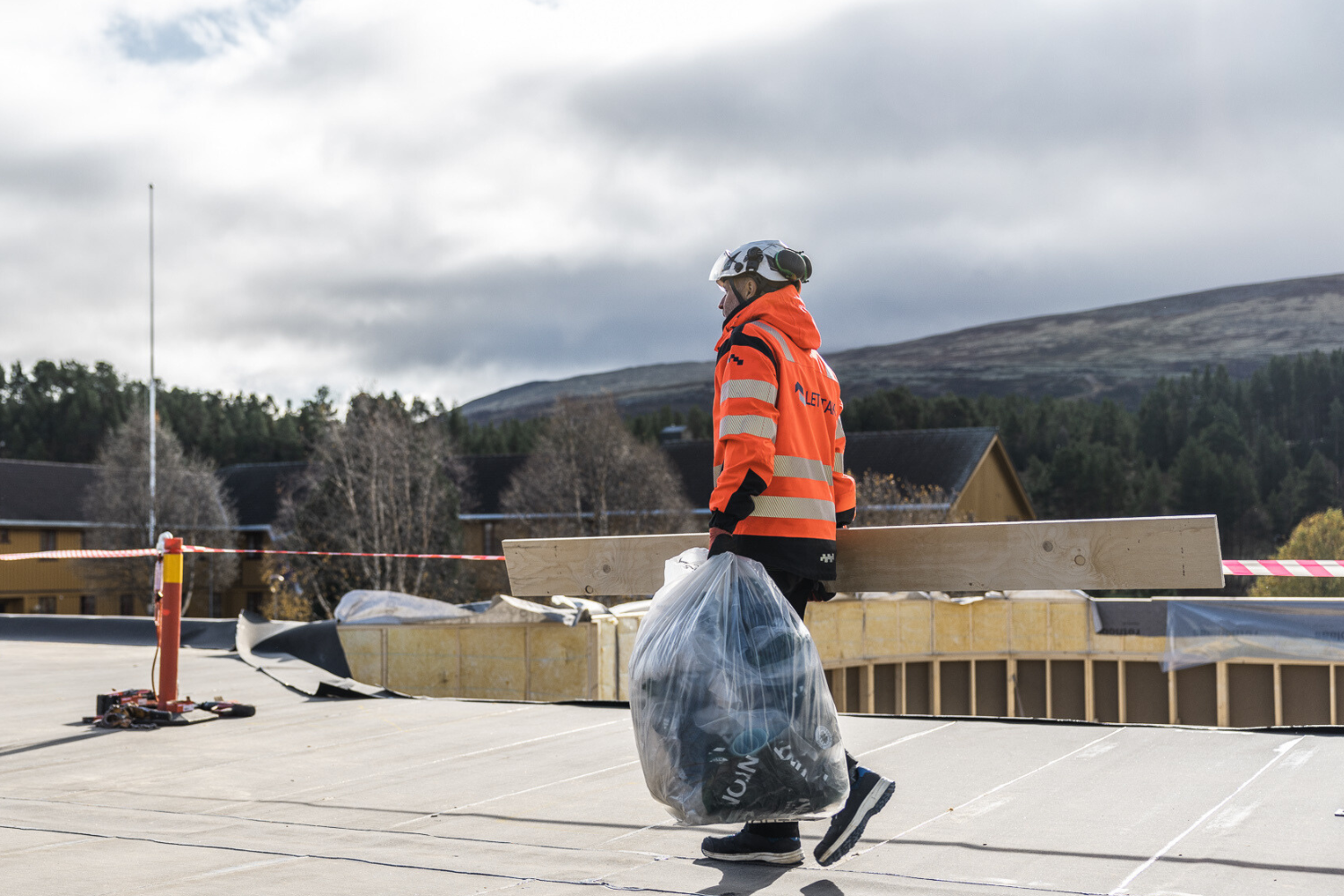 Ingeniør fra Lett-Tak rydder tak for litt avfall